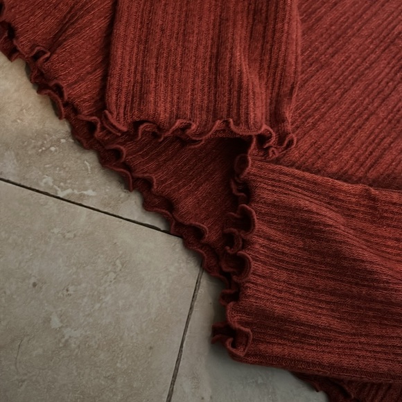 🍁🍂🍁Forever 21 Cowl Neck Ruffle Long sleeve Ribbed Top - Picture 2 of 5